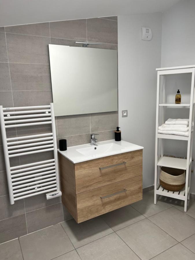 Villa Gaia - 2 Suites Lits King Size Et Salles De Bain Privatives - Parking Prive - 10 Minutes Eurexpo - Aeroport - Groupama Stadium Genas Exteriör bild